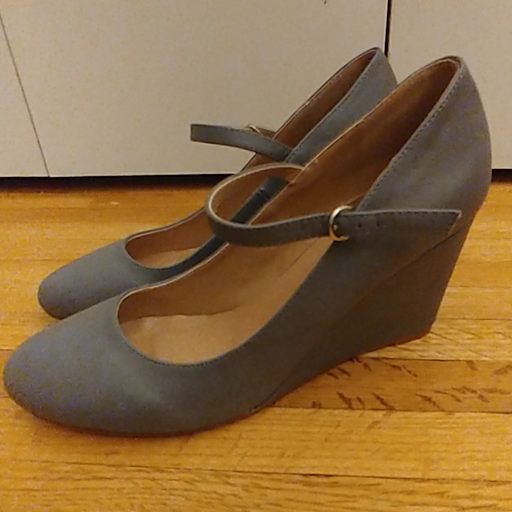 Shoes - Picture 2 of 4